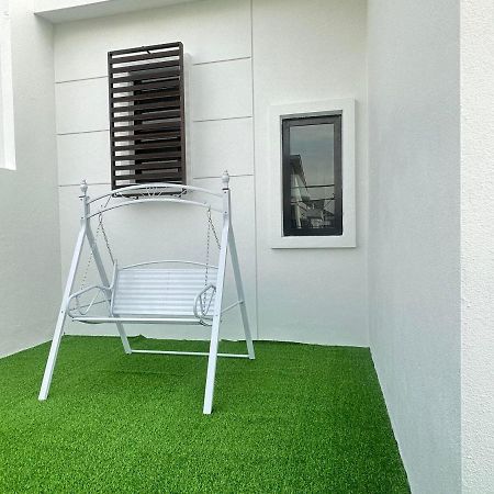 《Untitled Homestay》Sitiawan Εξωτερικό φωτογραφία